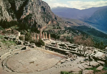 Panoramavy över den arkeologiska platsen med teatern vid Apollontemplet.